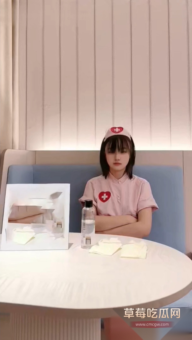 美艳护士十七的猫的狂野口交 6