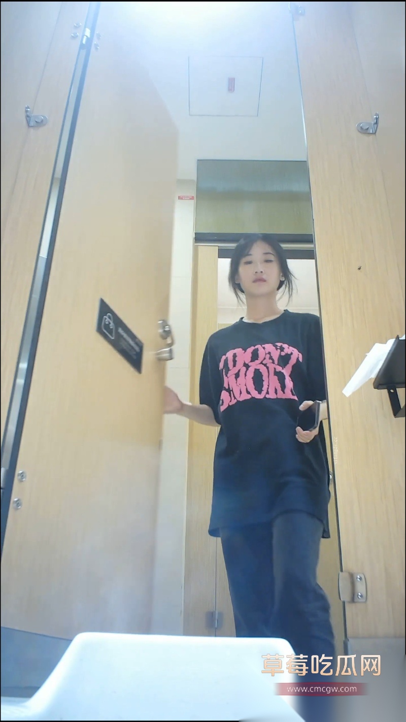 大神酒吧女厕偷拍高颜小姐姐们放尿 2