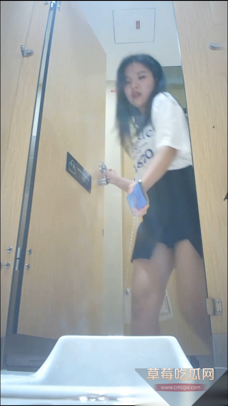 大神酒吧女厕偷拍高颜小姐姐们放尿 6