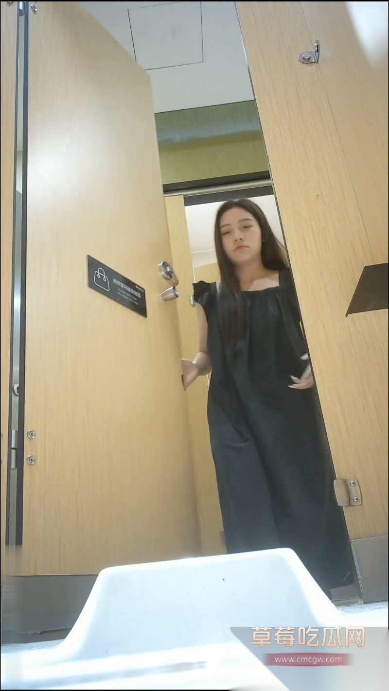 大神酒吧女厕偷拍高颜小姐姐们放尿 13