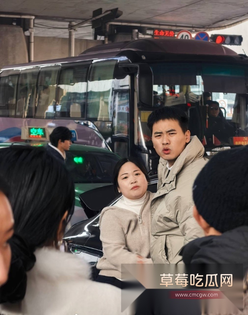 郑州奔驰E300L出轨哥火了 原配大马路上捉奸渣男  4