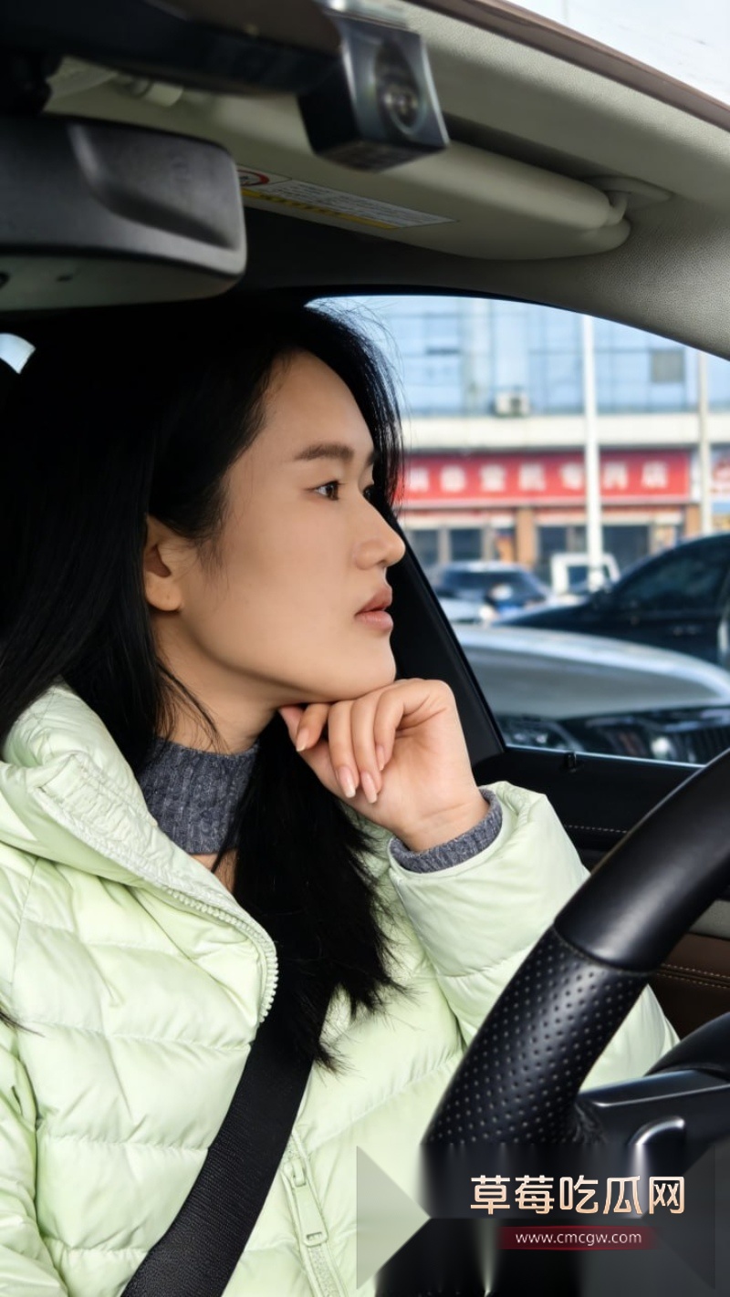 郑州奔驰E300L出轨哥火了 原配大马路上捉奸渣男  10