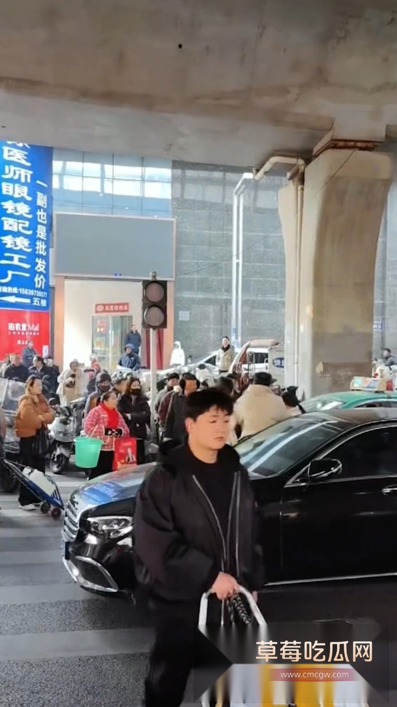 郑州奔驰E300L出轨哥火了 原配大马路上捉奸渣男  13