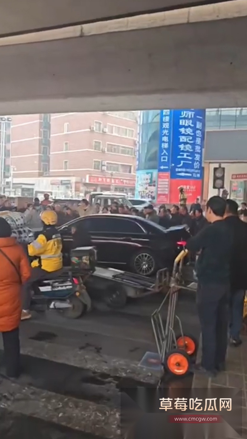 郑州奔驰E300L出轨哥火了 原配大马路上捉奸渣男  16