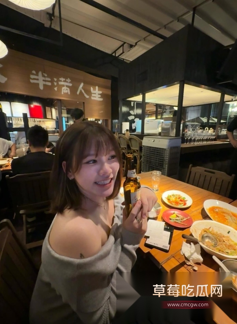 超漂亮巨乳短发齐刘海餐厅驻唱歌手 5