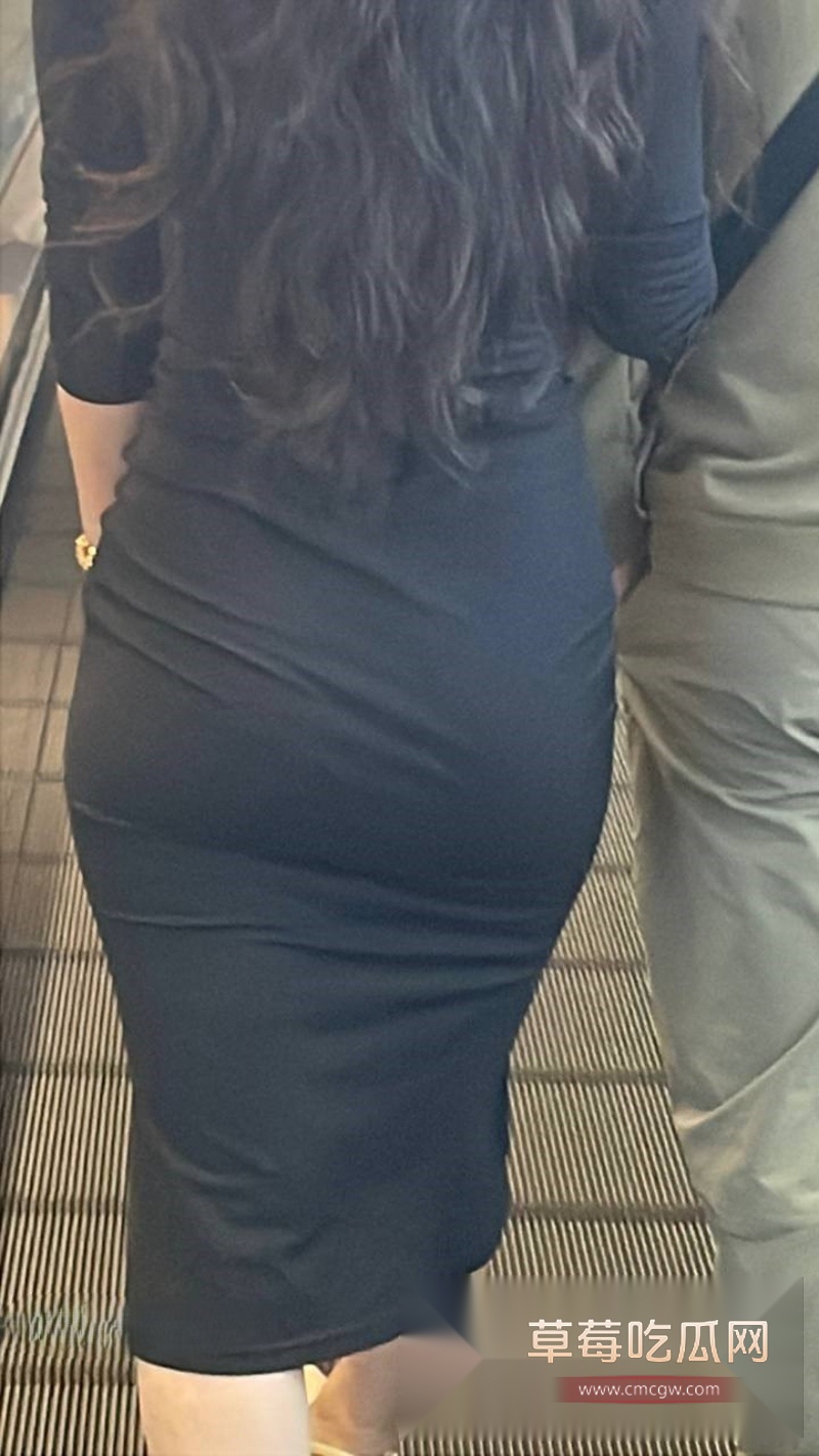 双少妇跪舔深喉互玩 4