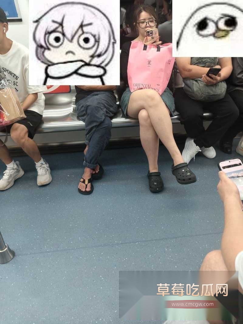 双少妇跪舔深喉互玩 7