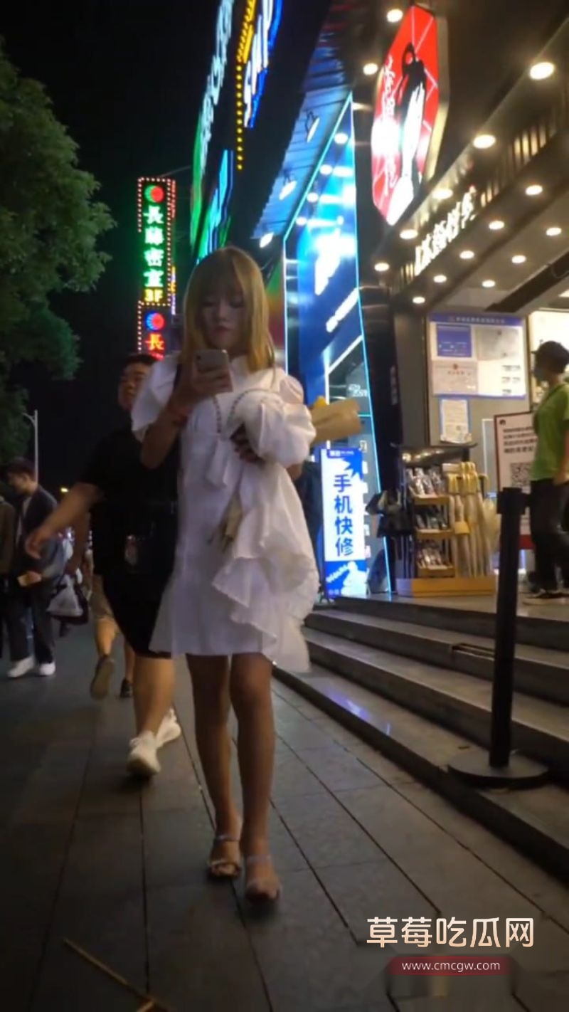 骚货刚被内射就挂空挡逛街2