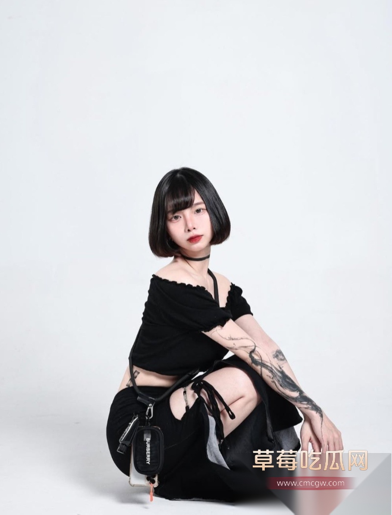 IG20万粉高颜巨乳模特ZAZZA 25