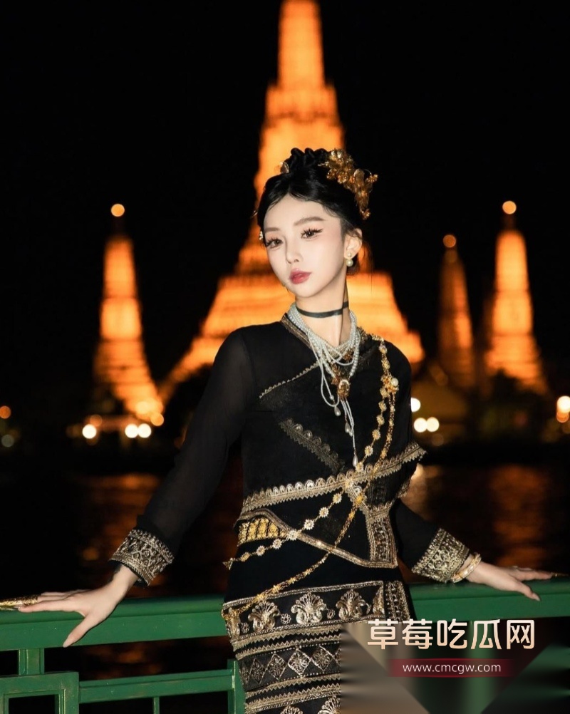 IG20万粉高颜巨乳模特ZAZZA 16