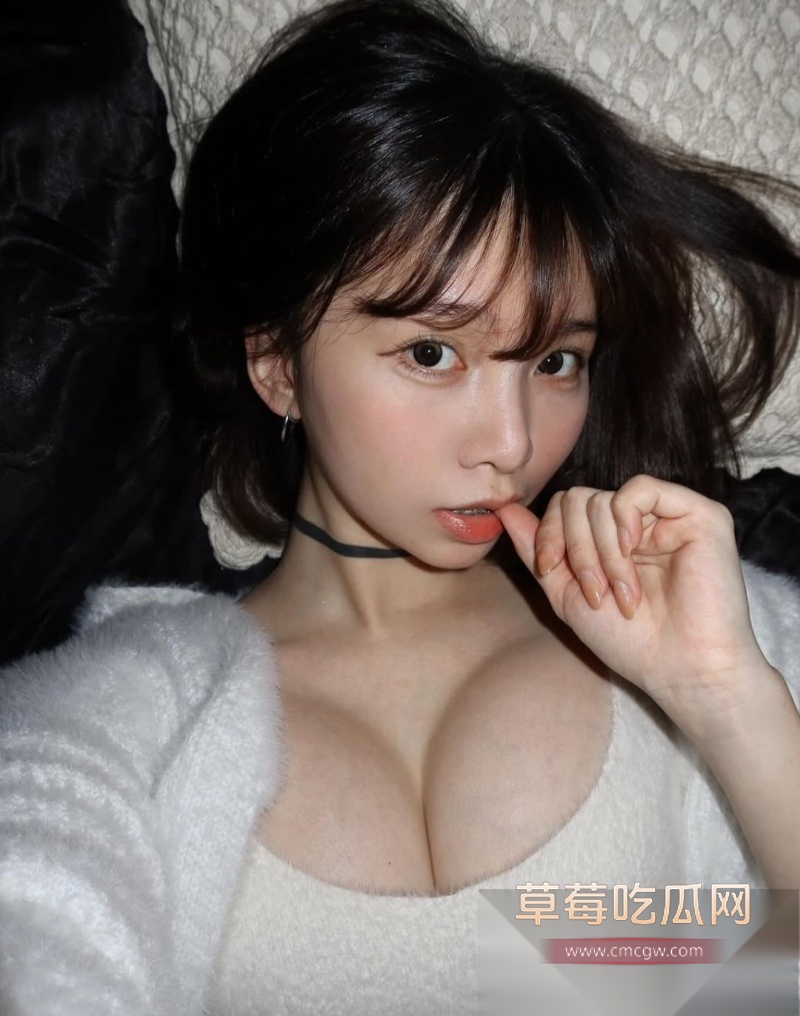 IG20万粉高颜巨乳模特ZAZZA 20