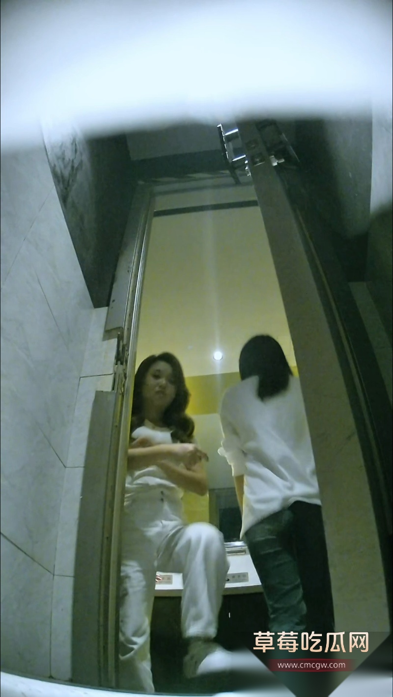 女厕偷拍高颜值小姐姐们放尿 7