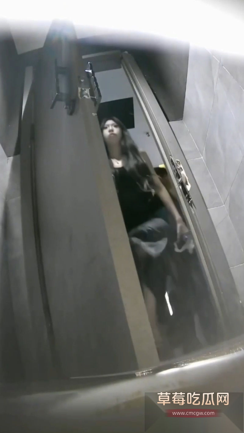 女厕偷拍高颜值小姐姐们放尿 14