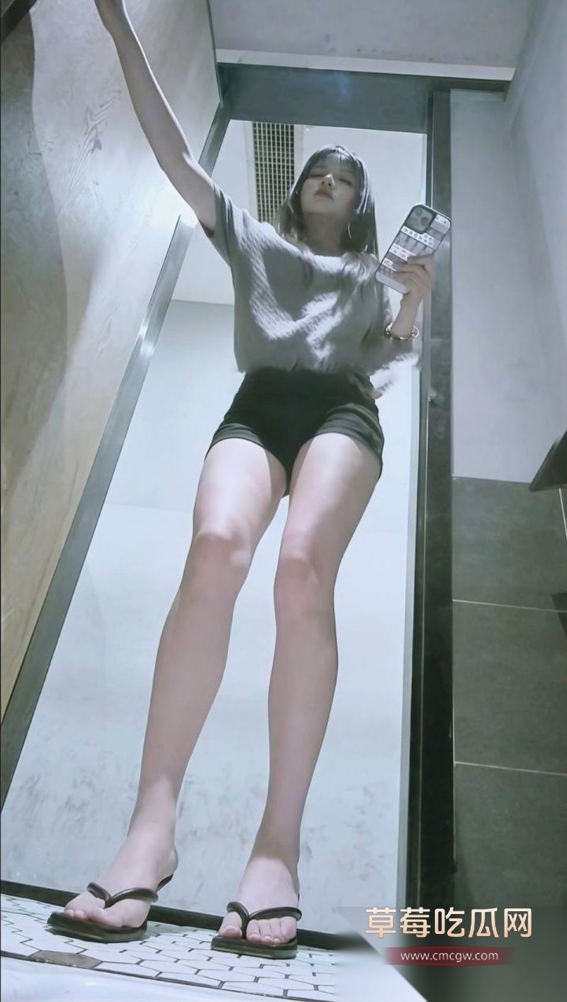 女厕偷拍高颜值小姐姐们放尿 27