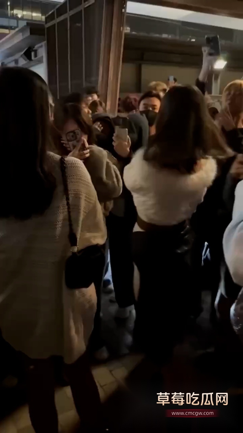 香港地铁口一女子霸凌另一女子 1 香港地铁口一女子霸凌另一女子 1