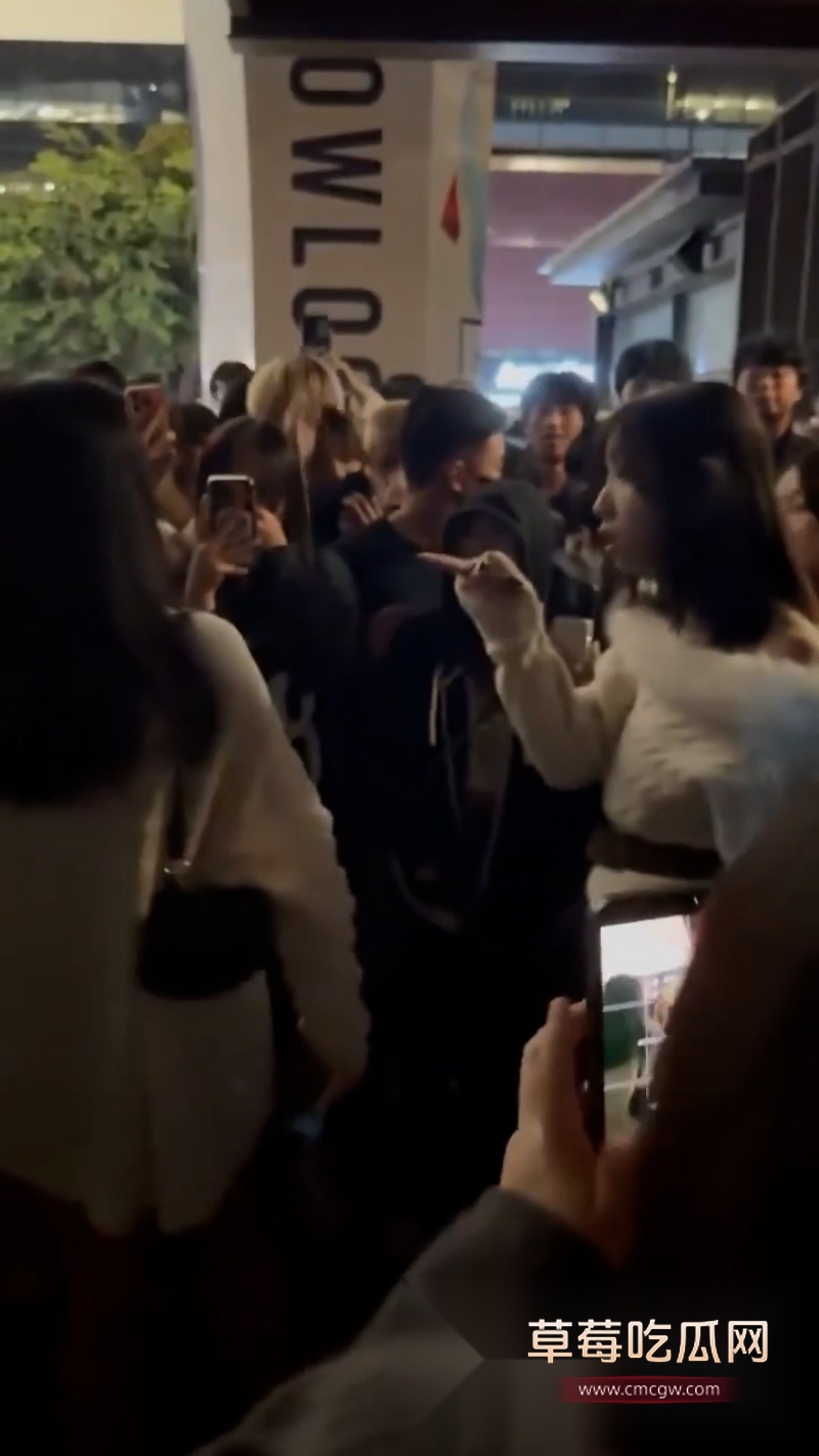 香港地铁口一女子霸凌另一女子 3 香港地铁口一女子霸凌另一女子 3