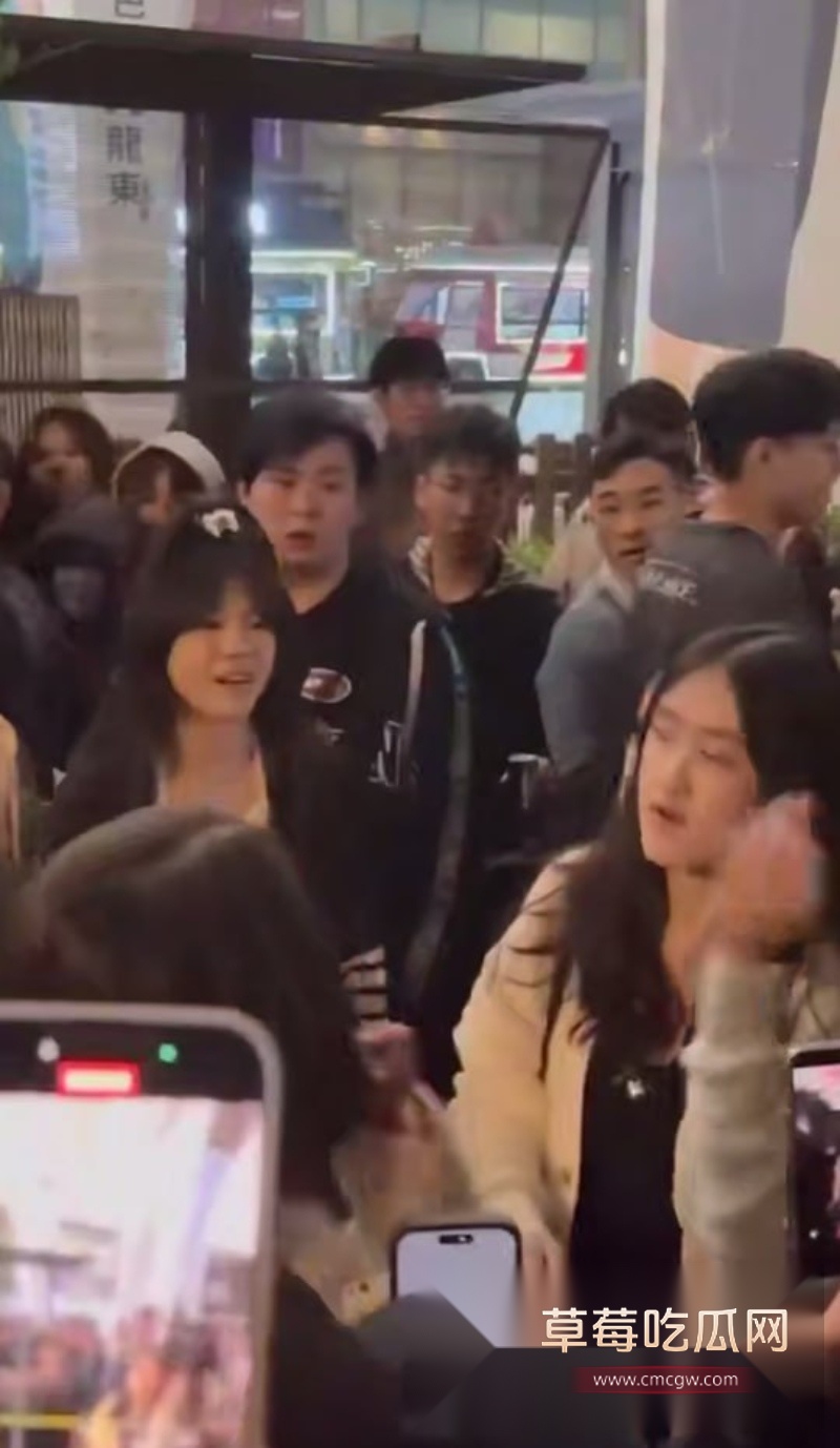 香港地铁口一女子霸凌另一女子 7 香港地铁口一女子霸凌另一女子 7