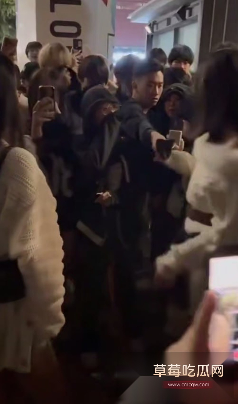 香港地铁口一女子霸凌另一女子 8 香港地铁口一女子霸凌另一女子 8