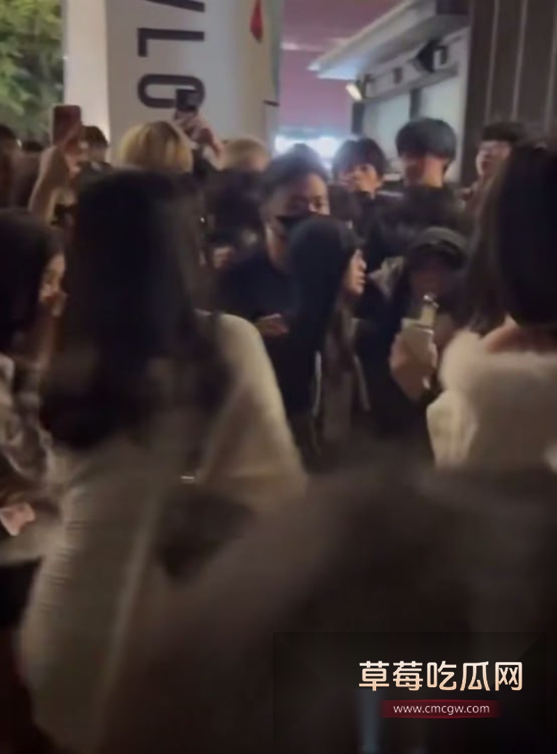 香港地铁口一女子霸凌另一女子 9 香港地铁口一女子霸凌另一女子 9