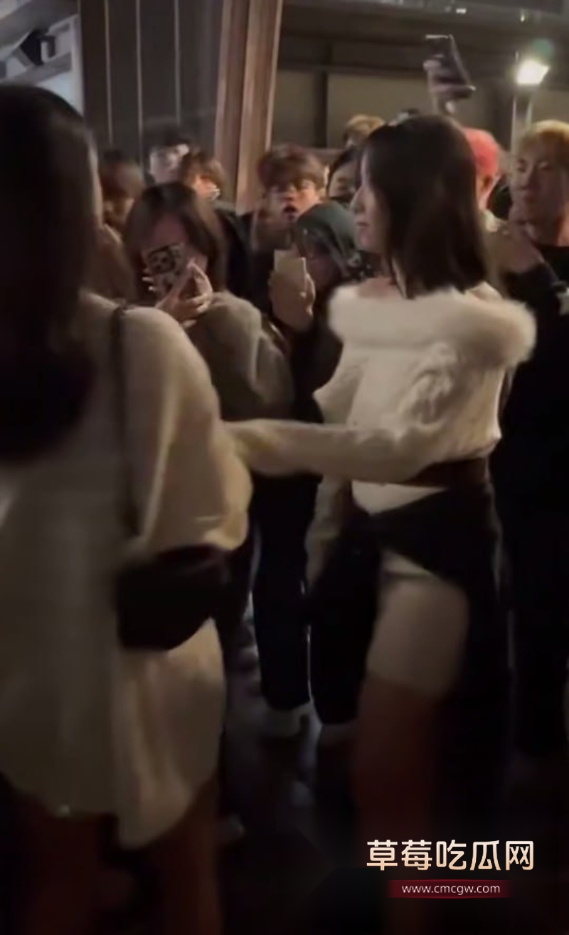 香港地铁口一女子霸凌另一女子 11 香港地铁口一女子霸凌另一女子 11