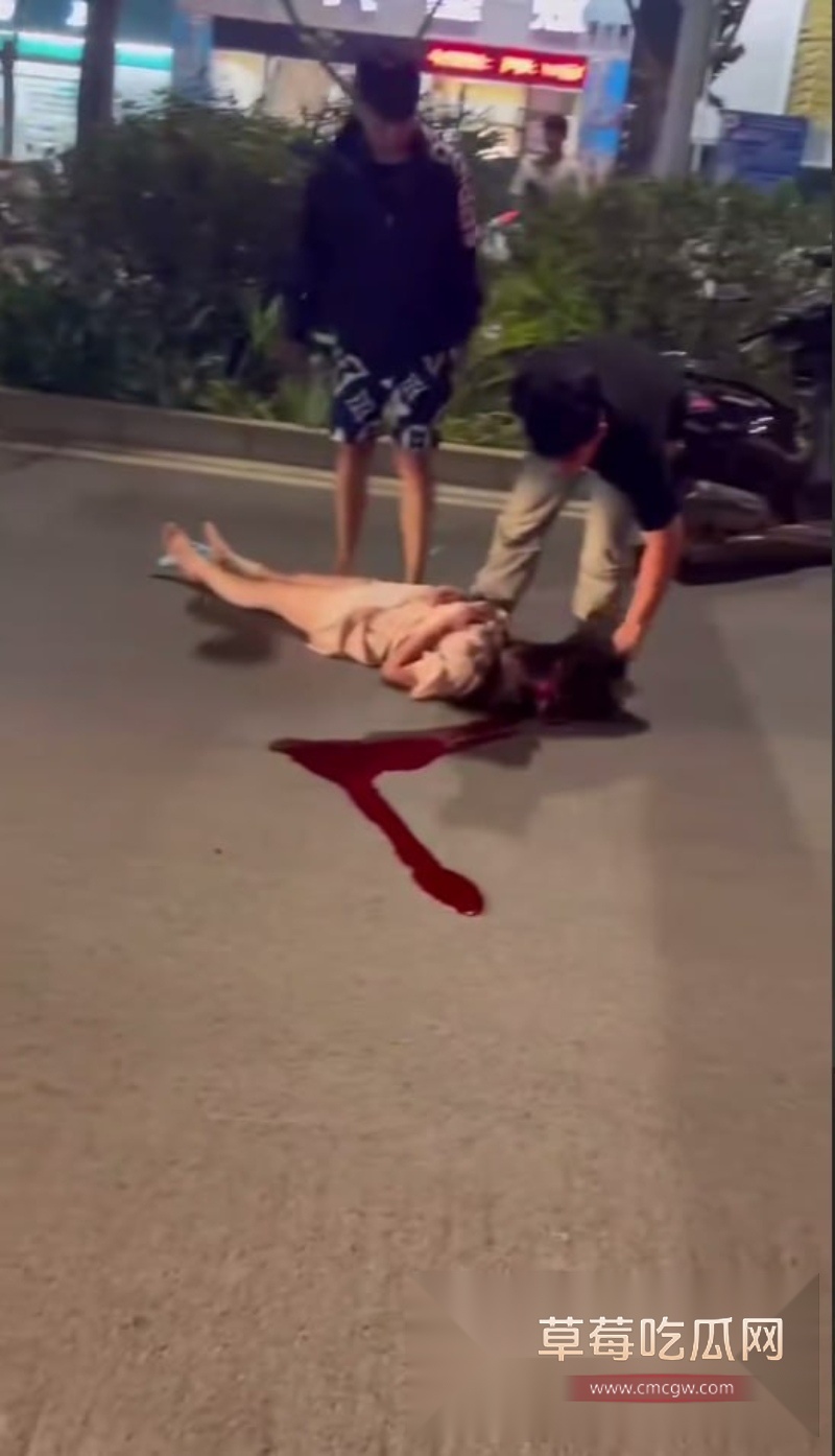 街头惊现鬼火少年撞人 5 街头惊现鬼火少年撞人 5