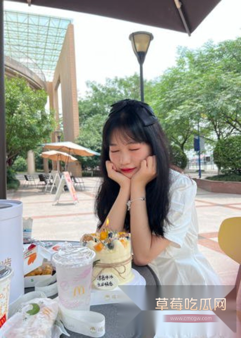 西安外国语大学王一冰女仆装 10 西安外国语大学王一冰女仆装 10