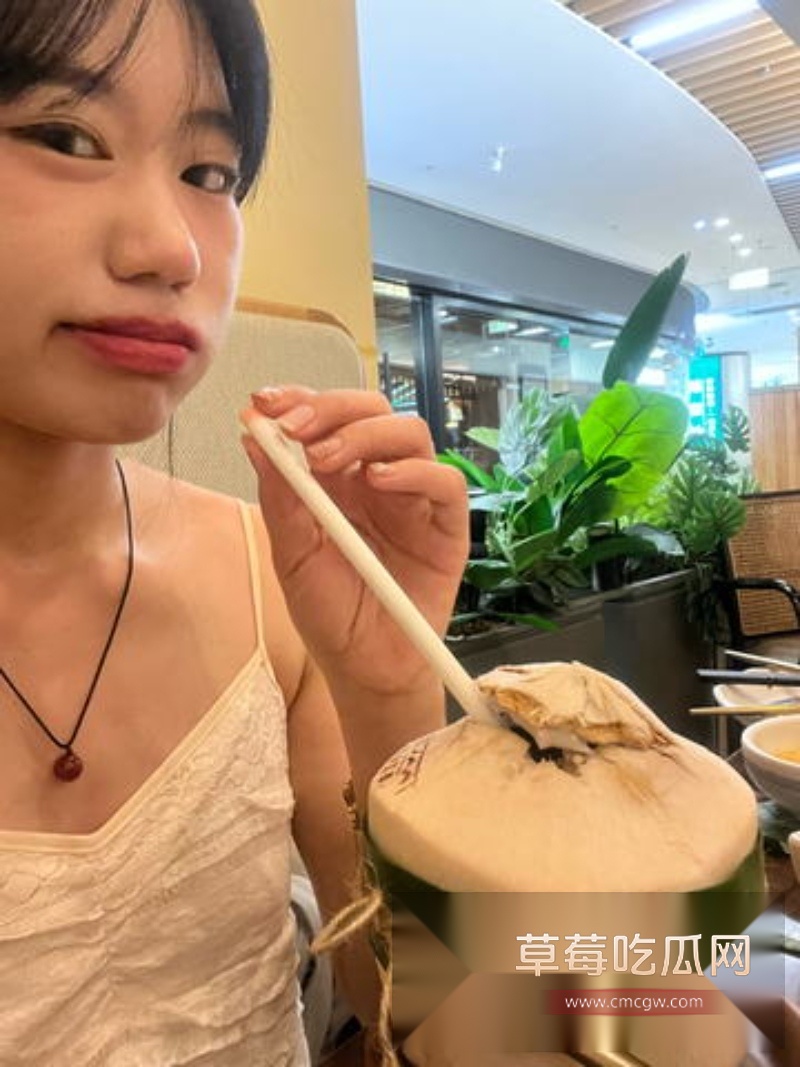 西安外国语大学王一冰女仆装 16 西安外国语大学王一冰女仆装 16