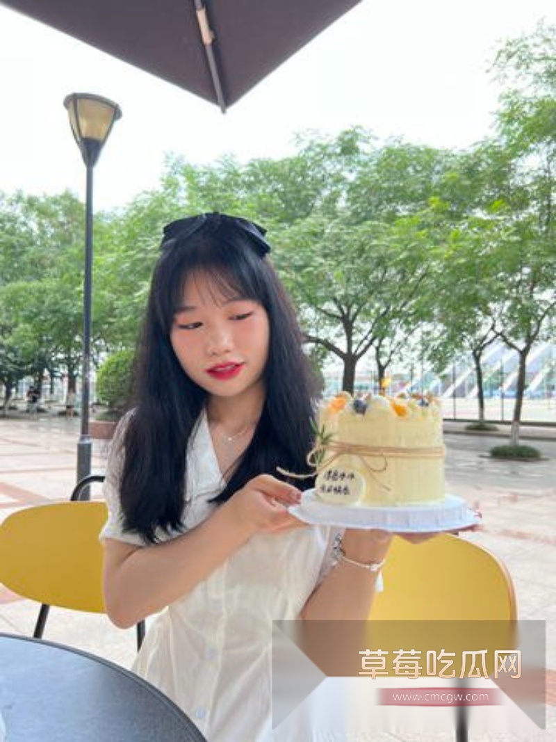 西安外国语大学王一冰女仆装 18 西安外国语大学王一冰女仆装 18