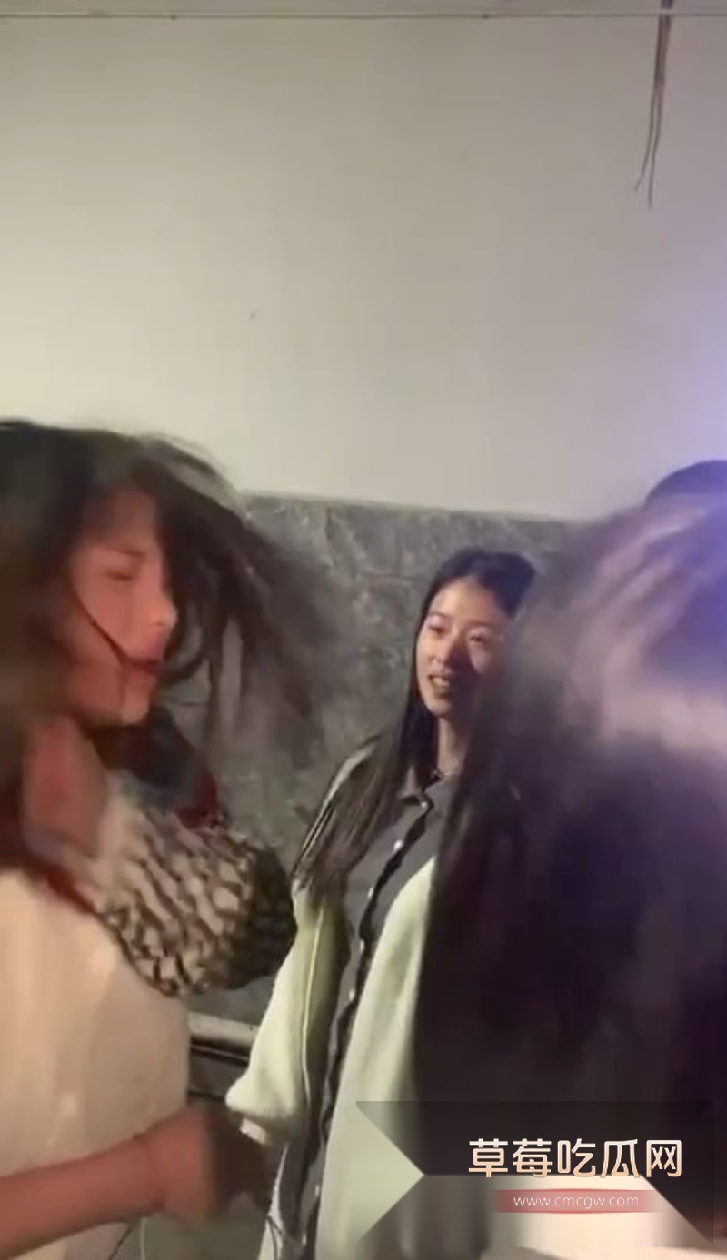 清纯妹妹被精神小妹群殴霸凌疯狂扇耳光 7