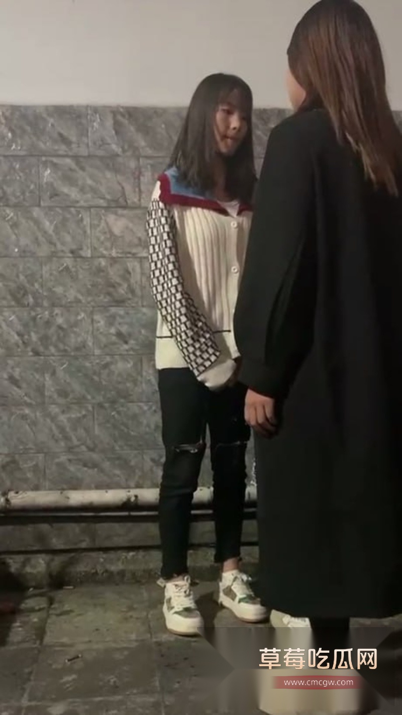 清纯妹妹被精神小妹群殴霸凌疯狂扇耳光 8