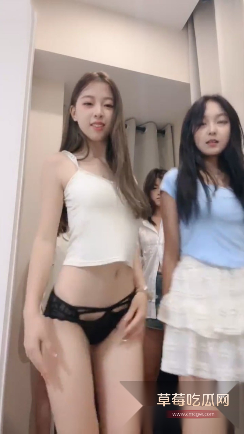 粉嫩学生妹被多人轮番蹂躏 1