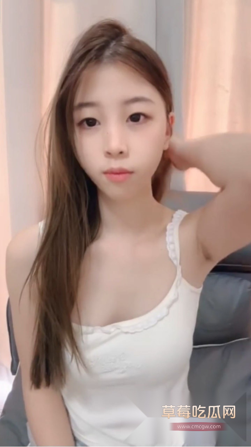 粉嫩学生妹被多人轮番蹂躏 5