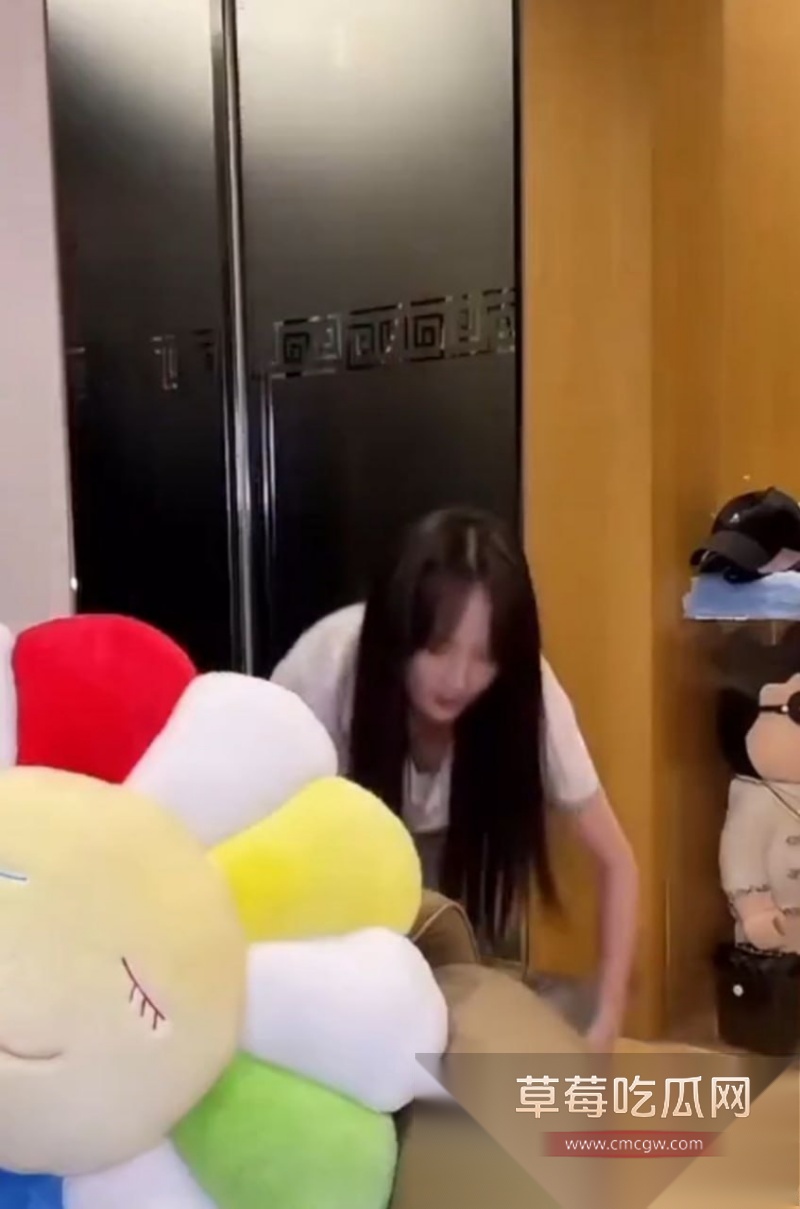 娱乐圈演员 孟佳 开启擦边赛道  1