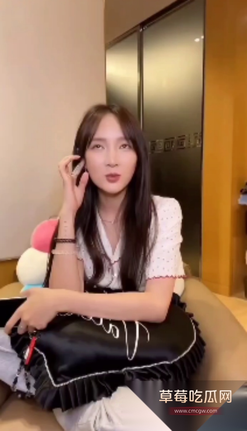 娱乐圈演员 孟佳 开启擦边赛道  2