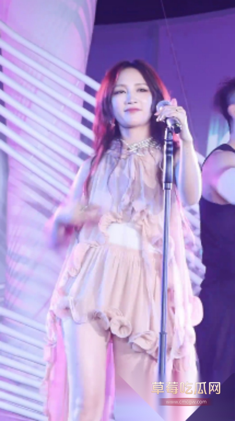 娱乐圈演员 孟佳 开启擦边赛道  4