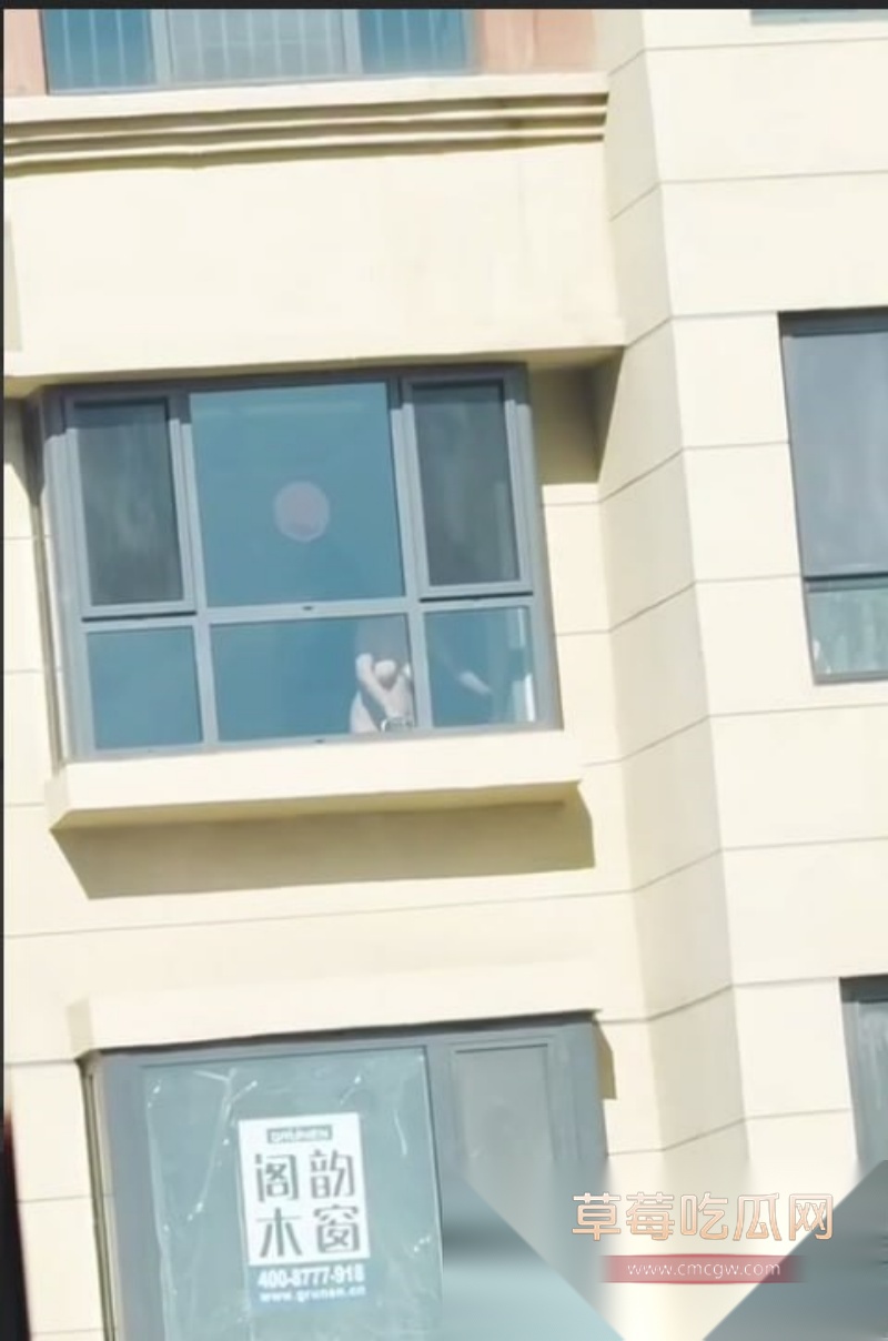 女子在家全裸打扫卫生 2 女子在家全裸打扫卫生 2