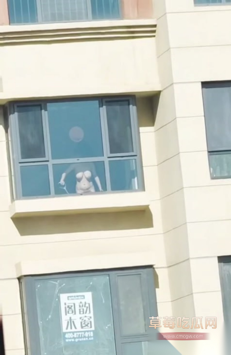 女子在家全裸打扫卫生 4 女子在家全裸打扫卫生 4