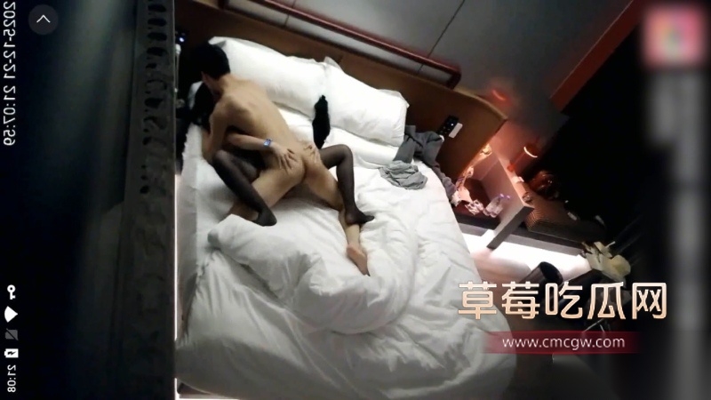 偷拍纯欲御姐美女床上反差感强烈 9