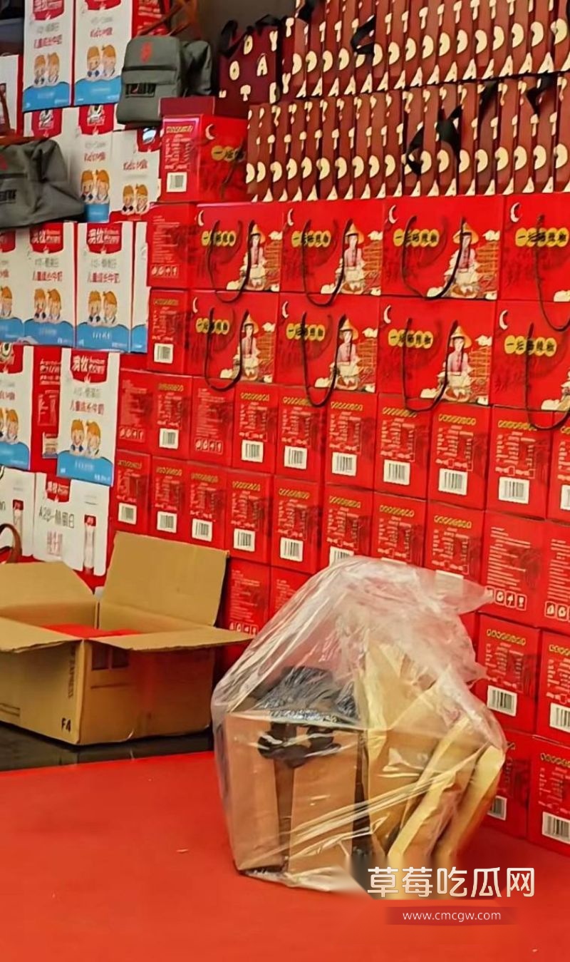 常州极氪年会现场发放小蓝丸3