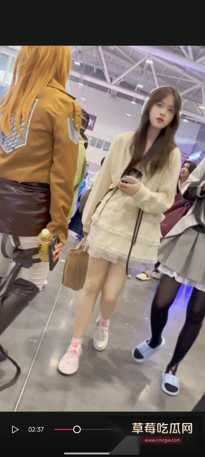 抄底可爱学生妹不穿内裤逛漫展1 抄底可爱学生妹不穿内裤逛漫展1