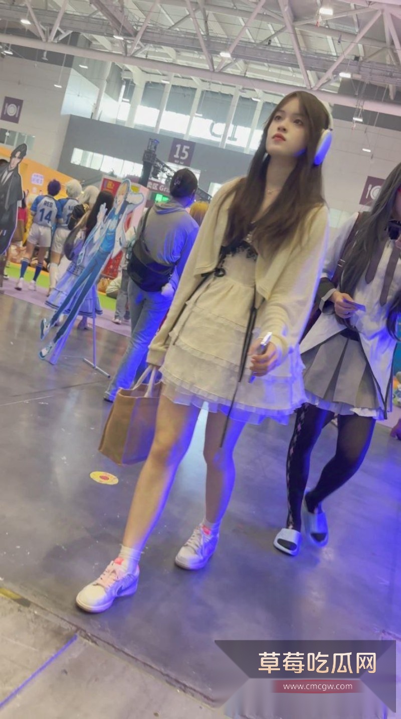 抄底可爱学生妹不穿内裤逛漫展3 抄底可爱学生妹不穿内裤逛漫展3