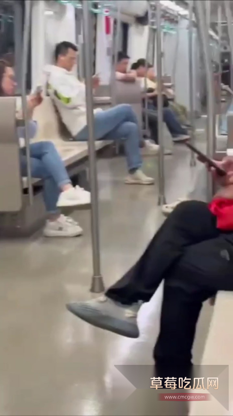 南京地铁再现露出拍摄  3