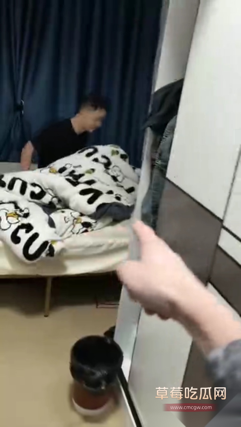 老婆背着自己出轨男同事被抓包 1 老婆背着自己出轨男同事被抓包 1