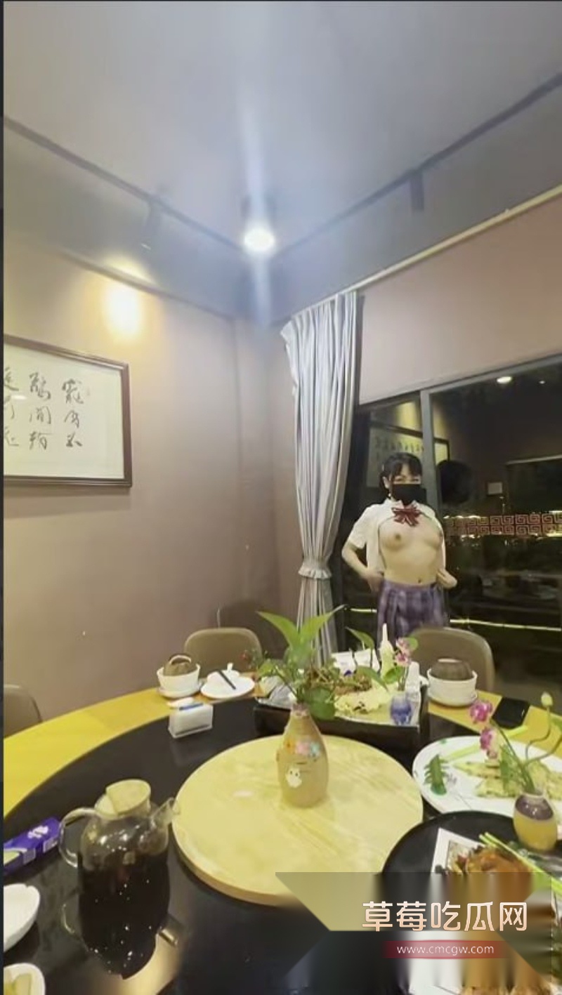 TonyJ和贝贝顶级露出艺术家餐厅内疯狂露出 2