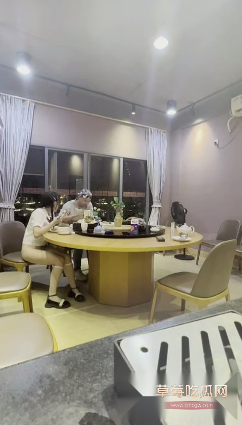 TonyJ和贝贝顶级露出艺术家餐厅内疯狂露出 6