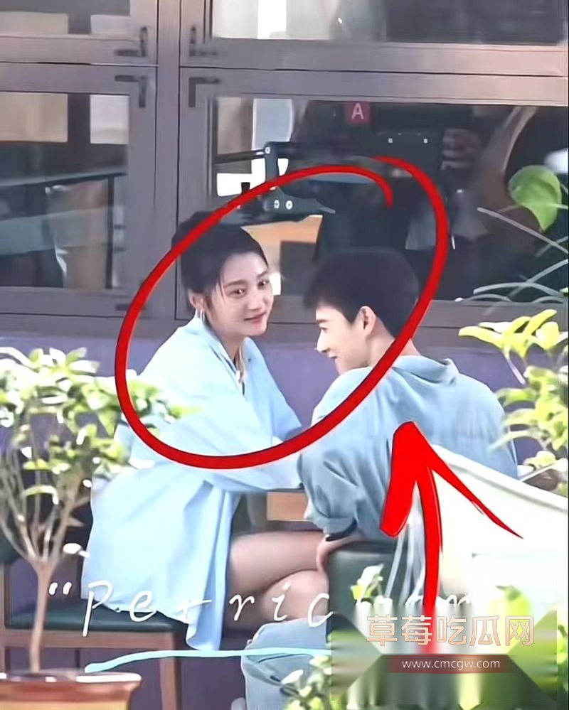 王安宇与关晓彤等女明星的亲密合照10