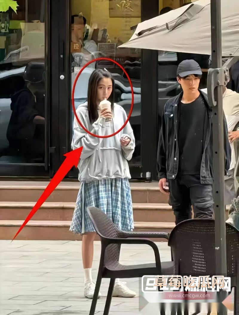 王安宇与关晓彤等女明星的亲密合照25