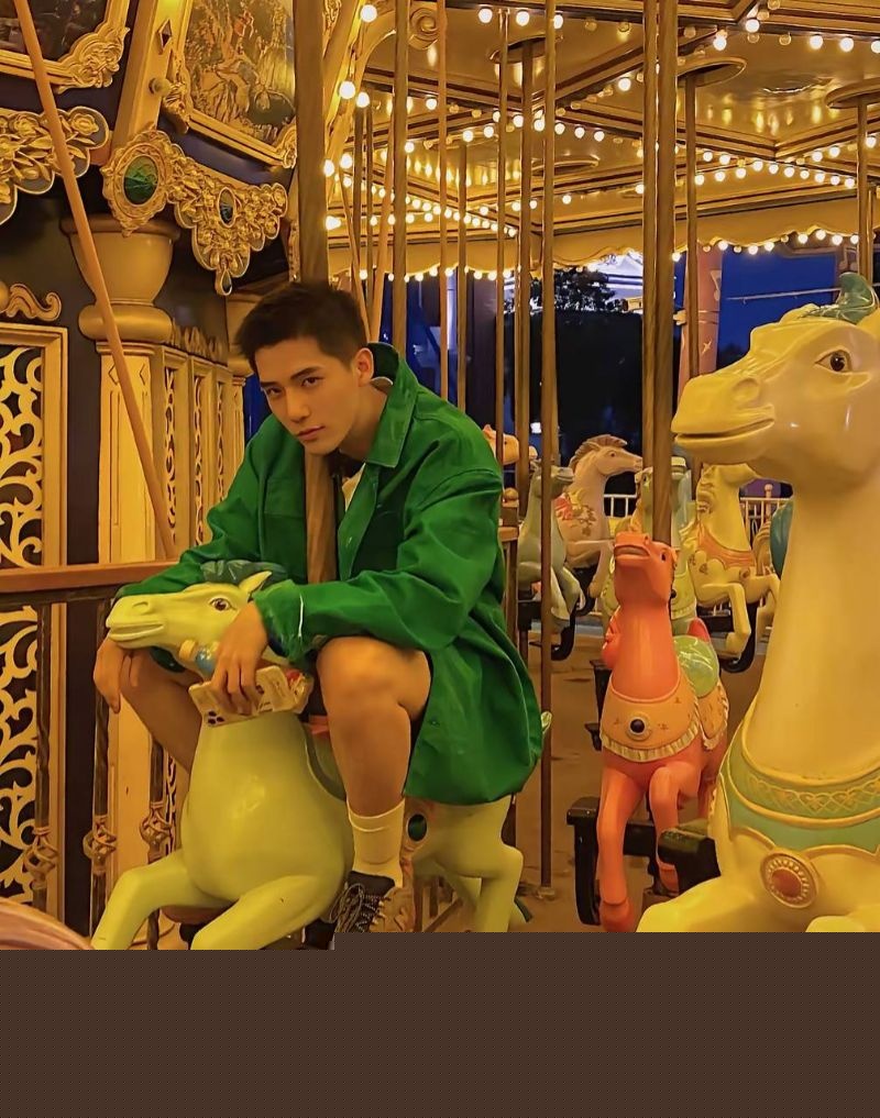 王安宇与关晓彤等女明星的亲密合照30