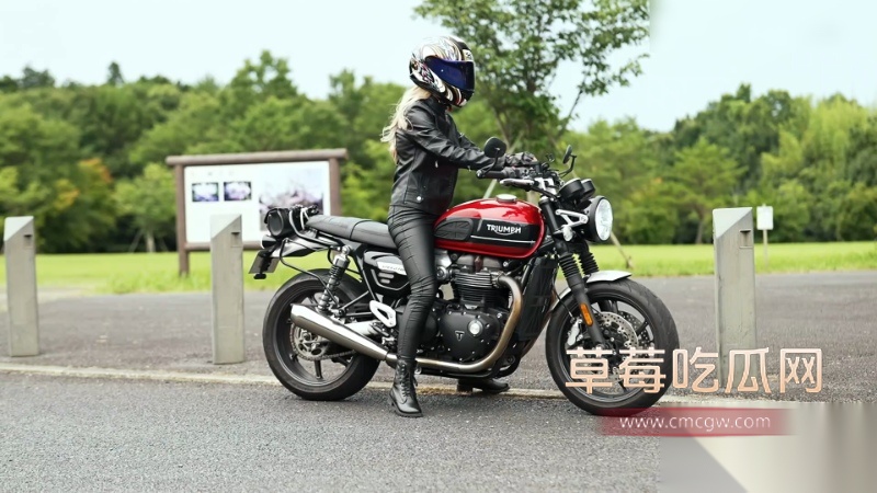 骑着大排量摩托的辣妹车手 48