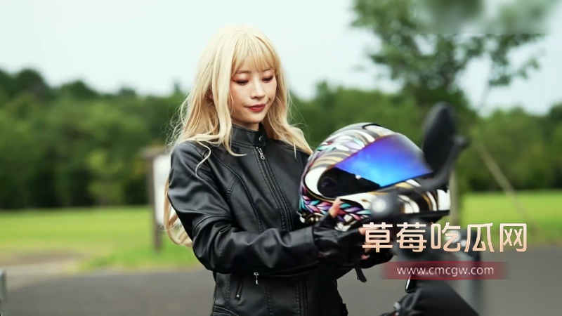 骑着大排量摩托的辣妹车手 49